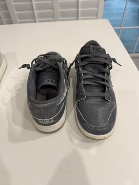 Nike Men’s Charcoal Gray Low-Top Sneakers